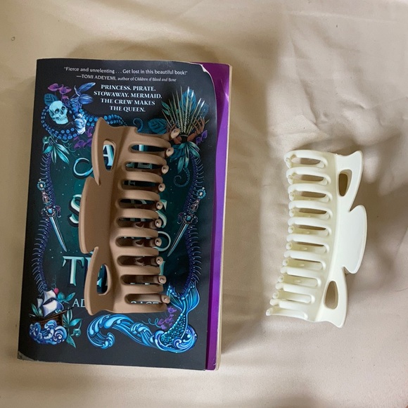 2 large SHEIN hair clips - Picture 2 of 2